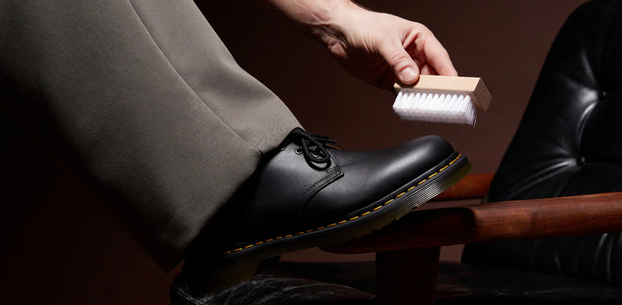 Jak čistit boty z kůže? Základní pomůcky pro péči o koženou obuv