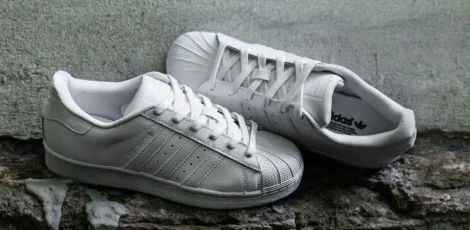 biale adidas superstar