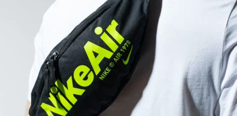 Pánská ledvinka Nike - černá barva